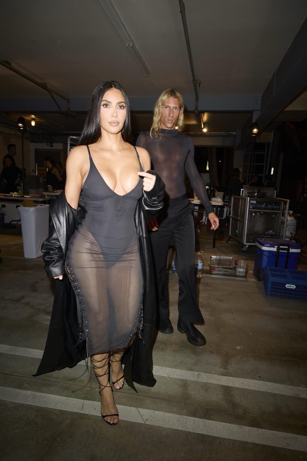 Kim Kardashian dévoile ses courbes au pop-up UpDate de Saint Sernin