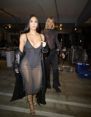 Kim Kardashian dévoile ses courbes au pop-up UpDate de Saint Sernin