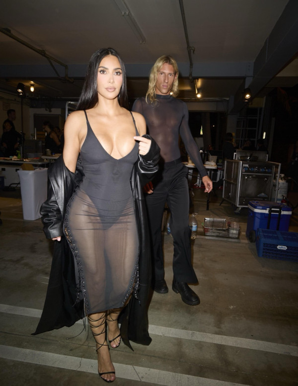 Kim Kardashian dévoile ses courbes au pop-up UpDate de Saint Sernin