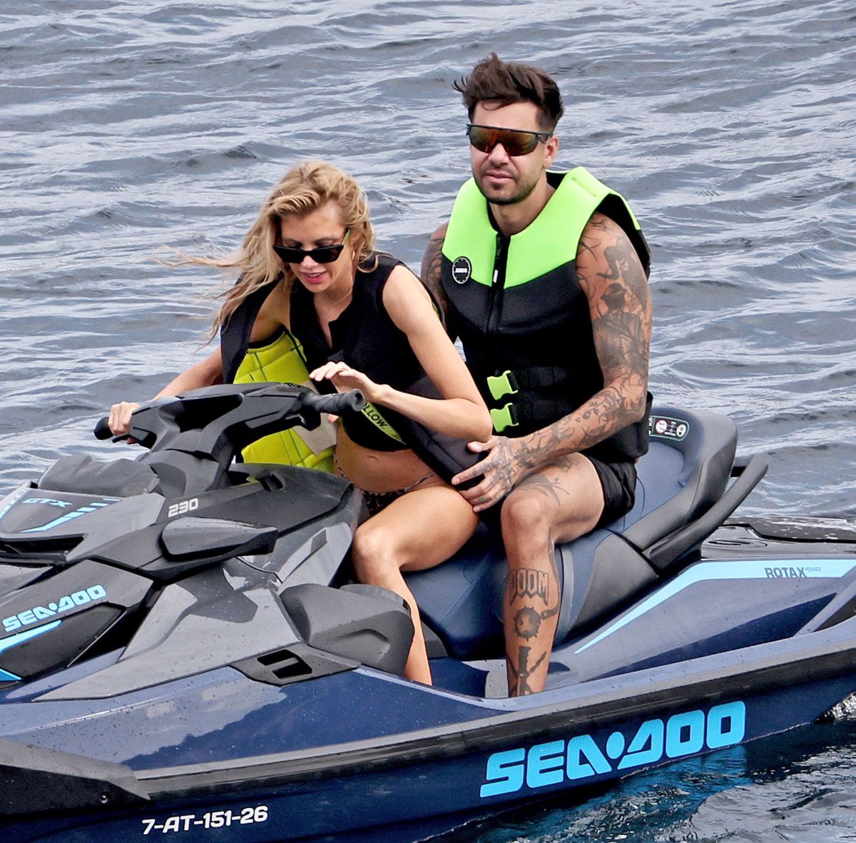 Stella Maxwell grimpe sur un jet-ski, jambes nues à Ibiza