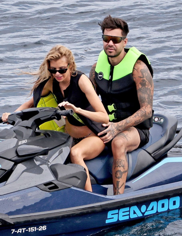 Stella Maxwell grimpe sur un jet-ski, jambes nues à Ibiza