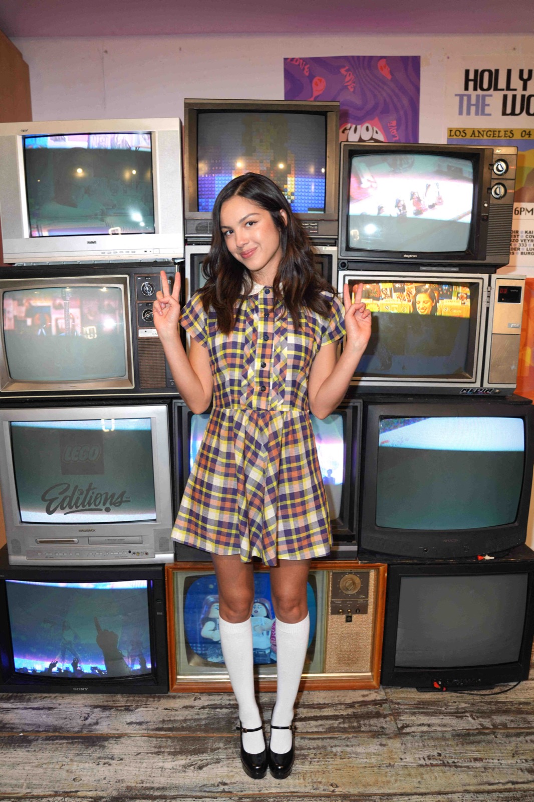 Olivia Rodrigo chez Licorice Pizza, look d’écolière et télévisions sous tension