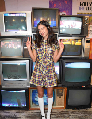 Olivia Rodrigo chez Licorice Pizza, look d’écolière et télévisions sous tension