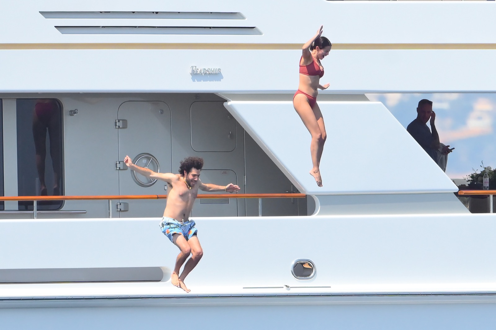 Selena Gomez saute du yacht à Cannes en bikini rouge très mouillé