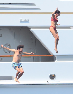 Selena Gomez saute du yacht à Cannes en bikini rouge très mouillé