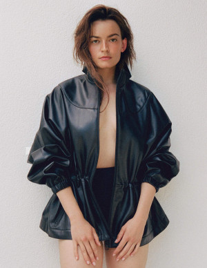 Emma Mackey pose pour Net-A-Porter entre cuir noir et jambes infinies