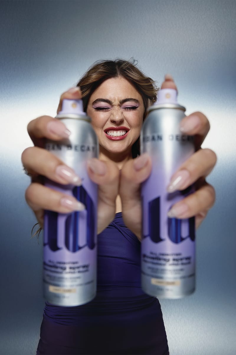 Mika Abdalla prend la pose pour la campagne Ghosting Trio d’Urban Decay en violet