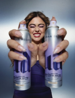 Mika Abdalla prend la pose pour la campagne Ghosting Trio d’Urban Decay en violet