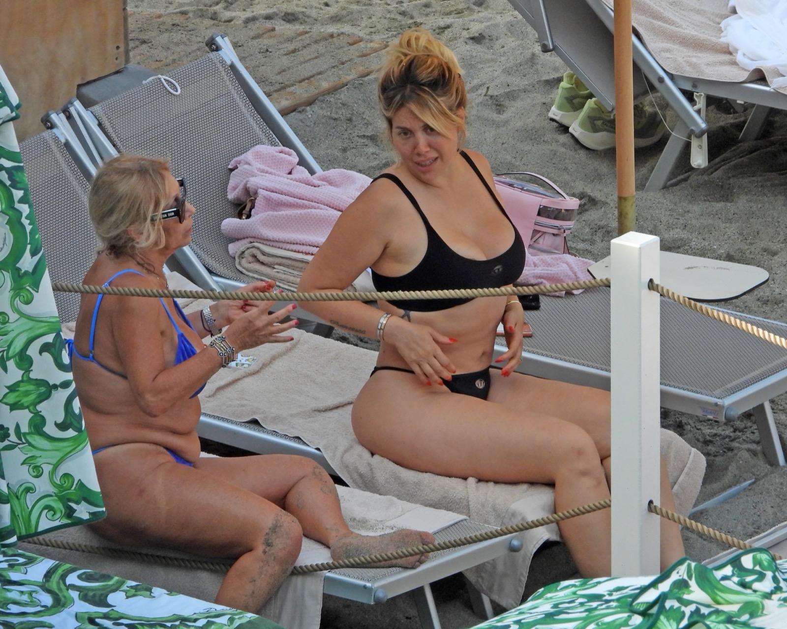 Wanda Nara profite de Portofino dans un bikini noir très échancré