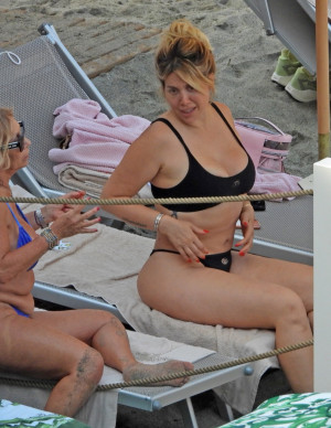 Wanda Nara profite de Portofino dans un bikini noir très échancré