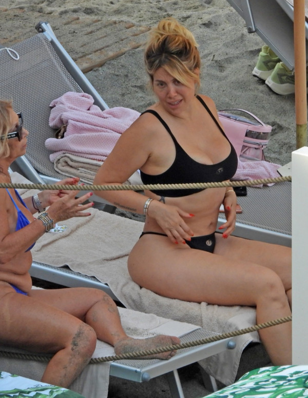 Wanda Nara profite de Portofino dans un bikini noir très échancré