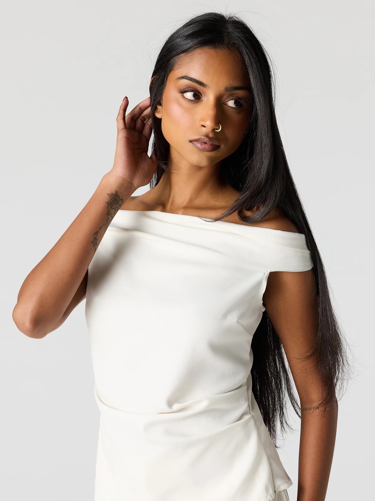 Smrithi Dhanasekar pose pour la campagne Forever 21 Canada en épaules dénudées