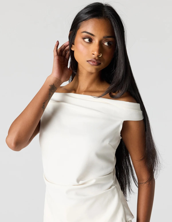 Smrithi Dhanasekar pose pour la campagne Forever 21 Canada en épaules dénudées