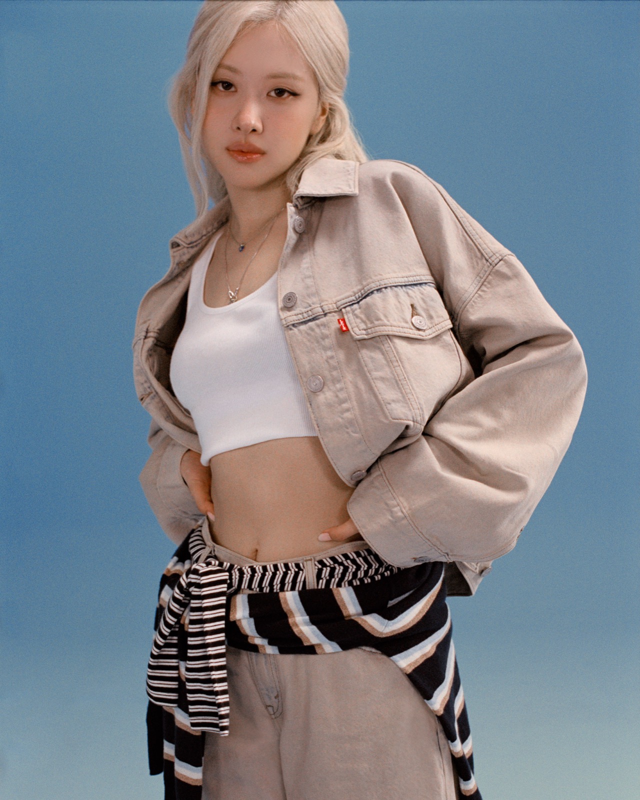 Rosé laisse parler son ventre nu et son denim XXL pour Levi's