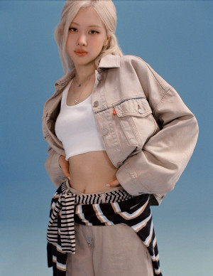 Rosé laisse parler son ventre nu et son denim XXL pour Levi's