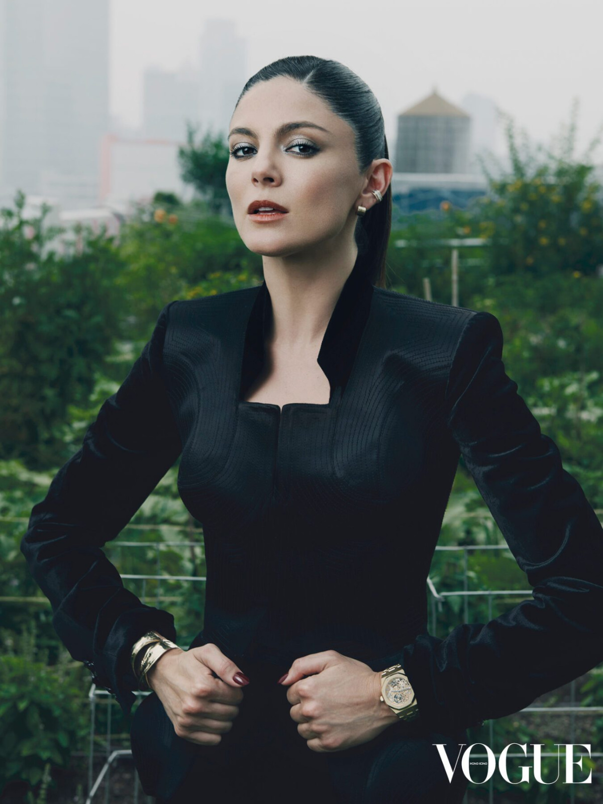 Monica Barbaro joue les héroïnes mystérieuses pour Vogue Hong Kong tout en noir
