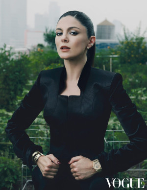 Monica Barbaro joue les héroïnes mystérieuses pour Vogue Hong Kong tout en noir