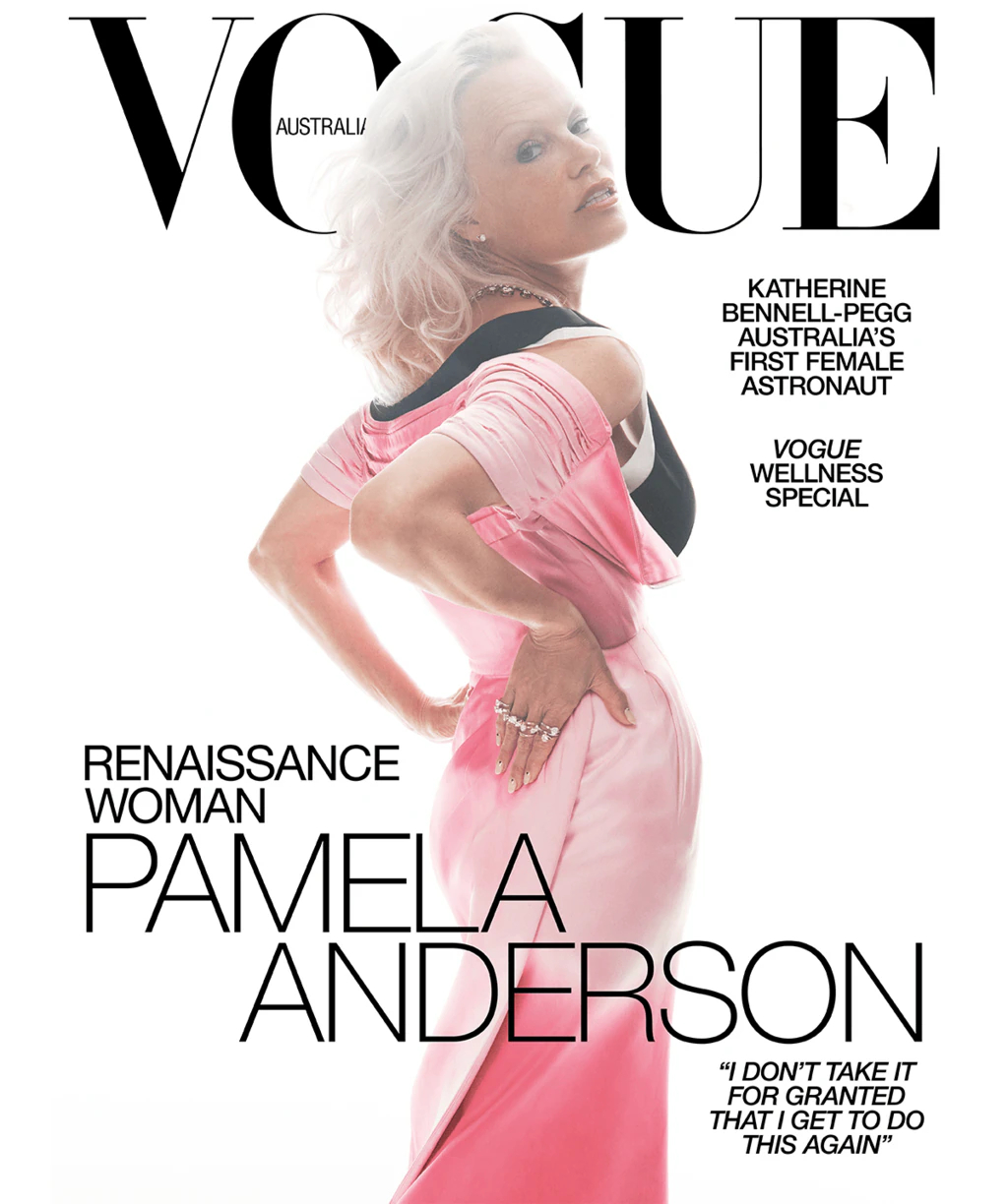 Pamela Anderson pose pour Vogue Australia entre dentelle noire, paillettes et silhouettes rétro