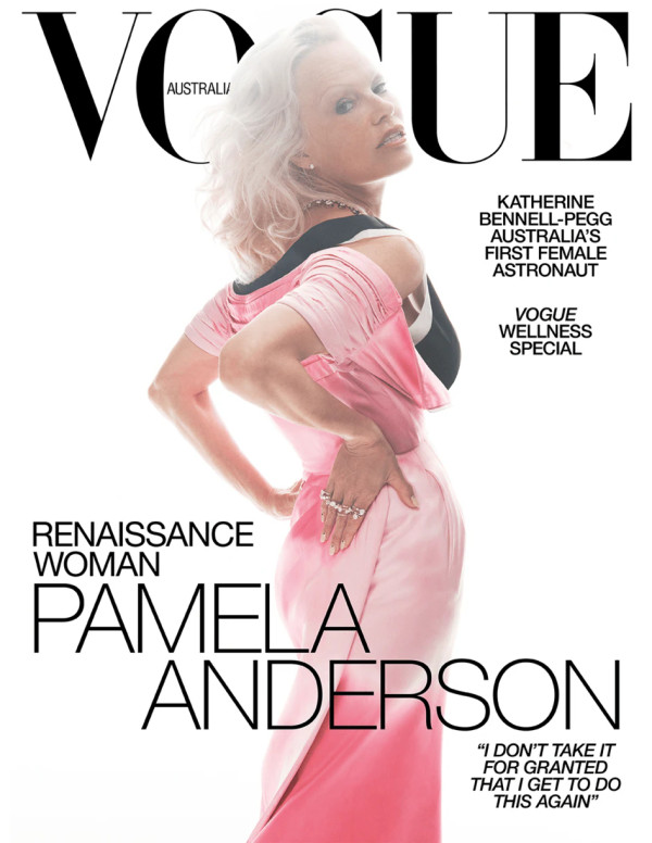 Pamela Anderson pose pour Vogue Australia entre dentelle noire, paillettes et silhouettes rétro
