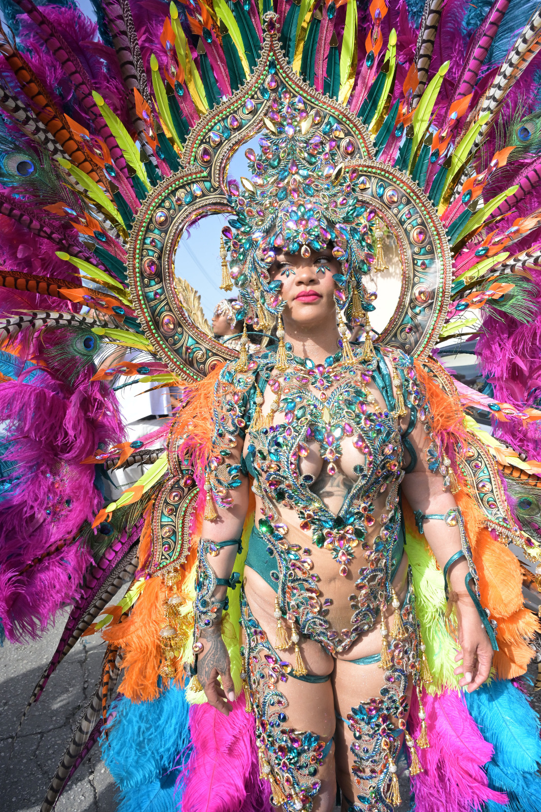 Rihanna au carnaval de la Barbade en costume bijou et plumes multicolores