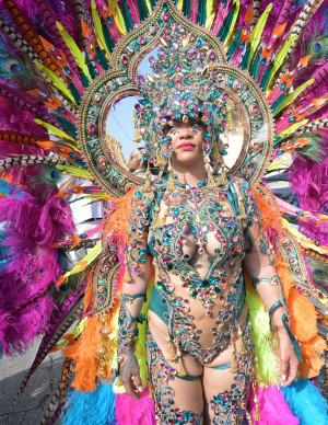 Rihanna au carnaval de la Barbade en costume bijou et plumes multicolores