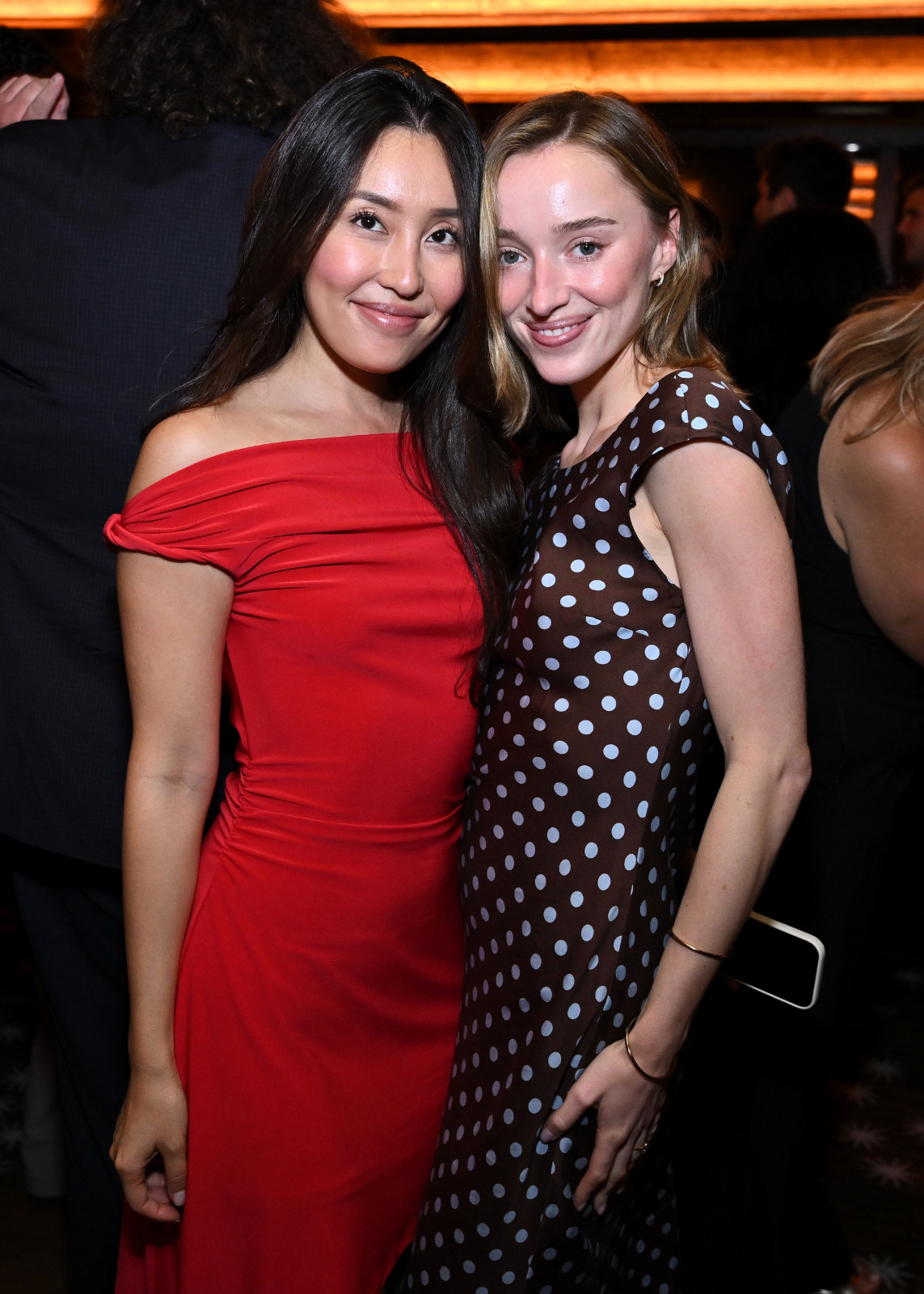 Phoebe Dynevor après One Night Only, ses pois ne restent pas sages