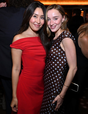 Phoebe Dynevor après One Night Only, ses pois ne restent pas sages