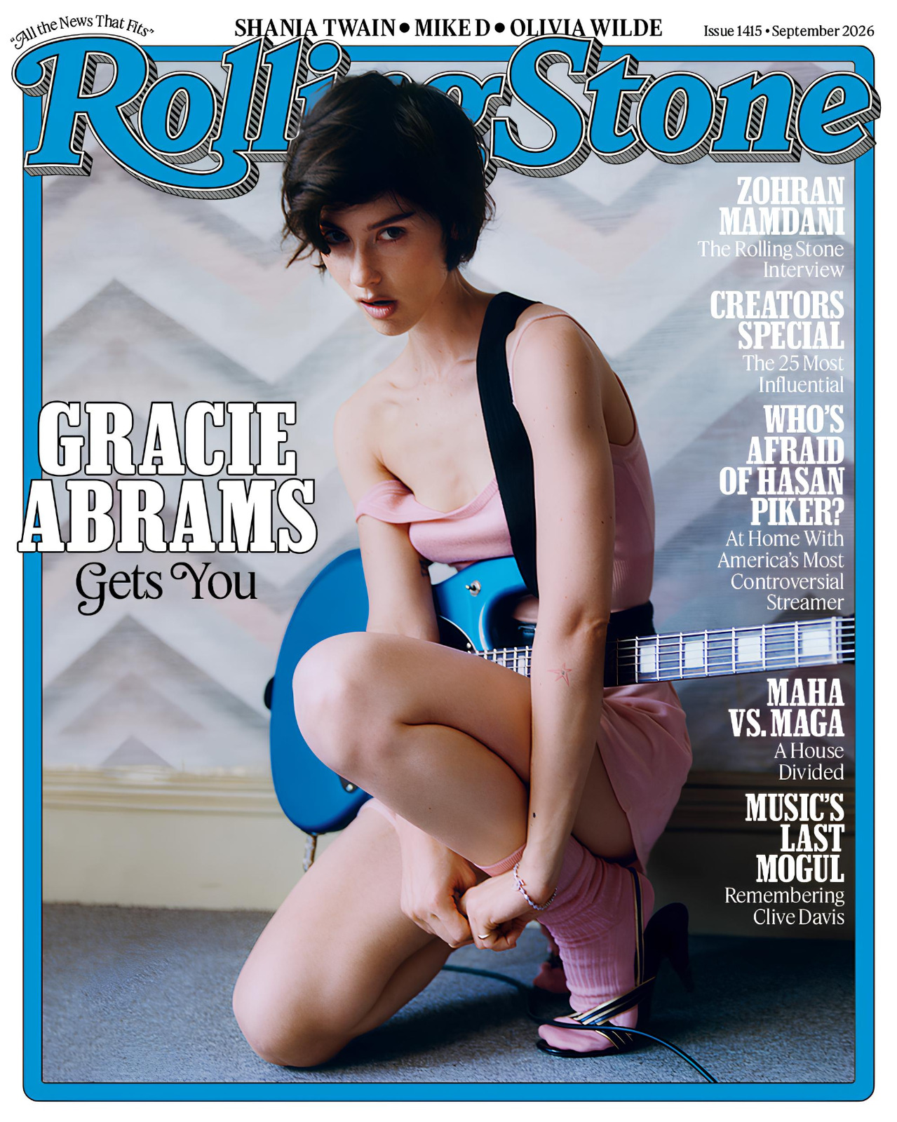 Gracie Abrams en couverture de Rolling Stone, robe rose et guitare bleue