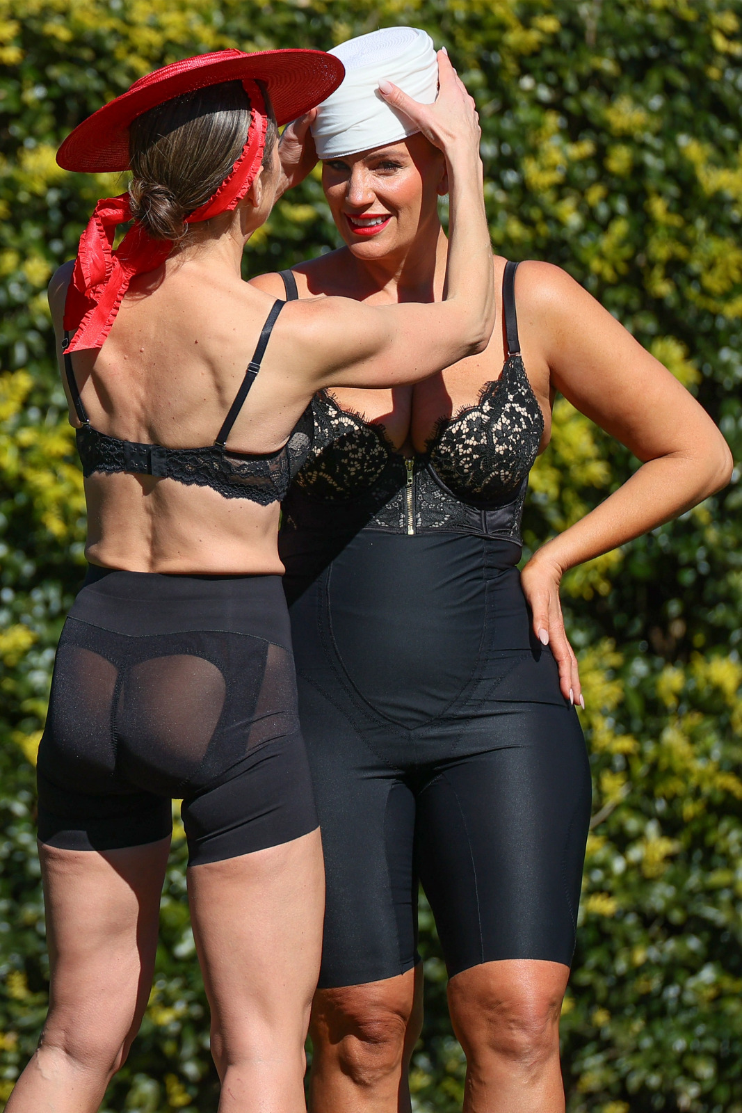 Jules Robinson et Chantelle Ford à Sydney en robes noires sculptées