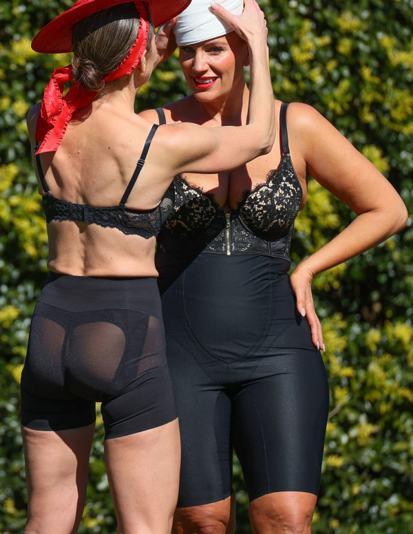 Jules Robinson et Chantelle Ford à Sydney en robes noires sculptées
