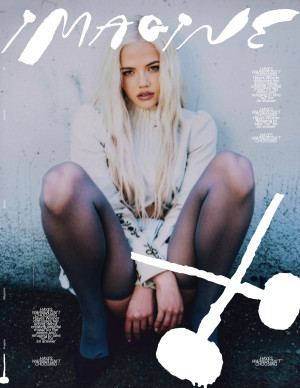 Hayes Warner pose en collants noirs pour IMAGINE Magazine