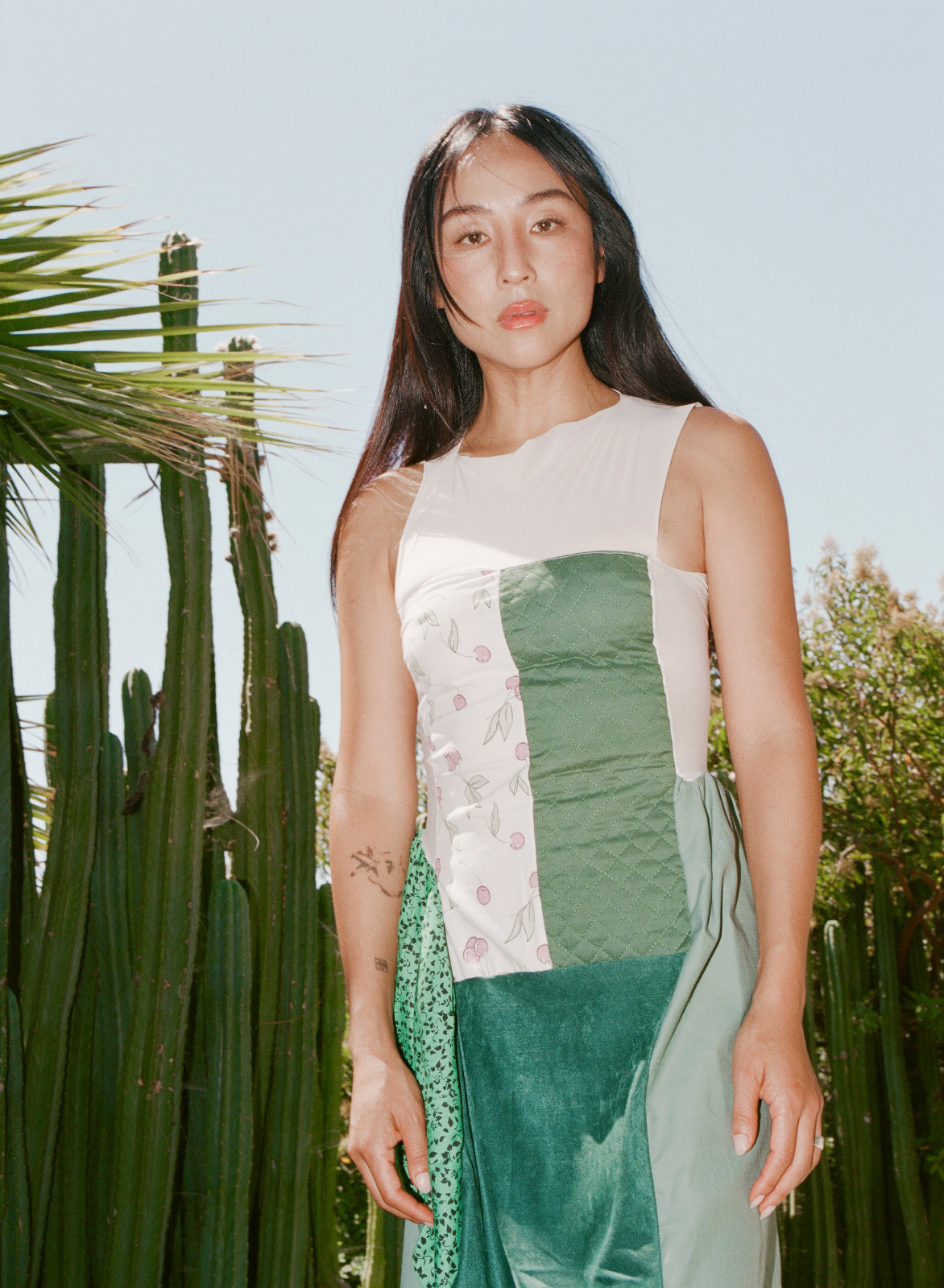 Greta Lee en robe patchwork verte pour Interview Magazine