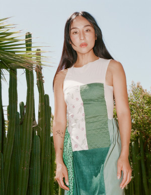 Greta Lee en robe patchwork verte pour Interview Magazine