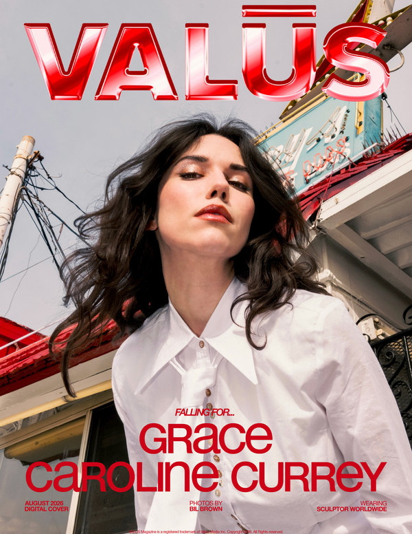 Grace Caroline Currey pose en chemise blanche pour VALŪS Magazine