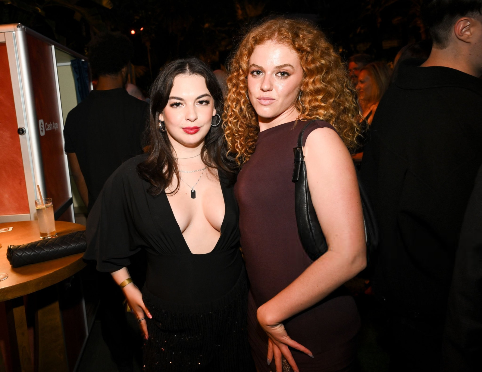 Isabella Gomez au Variety Power of Young Hollywood en décolleté noir plongeant