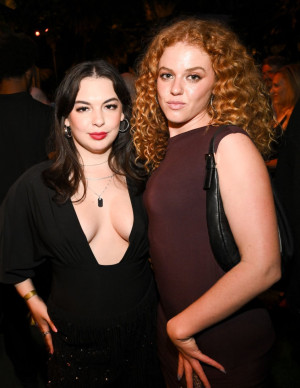 Isabella Gomez au Variety Power of Young Hollywood en décolleté noir plongeant