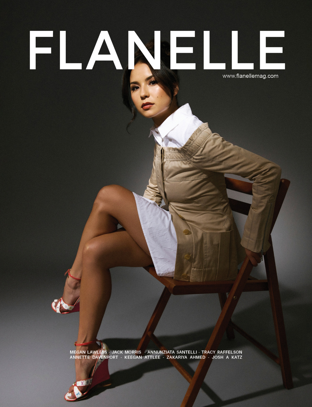 Megan Lawless chez Flanelle Magazine, mini robe blanche et jambes franchement dévoilées