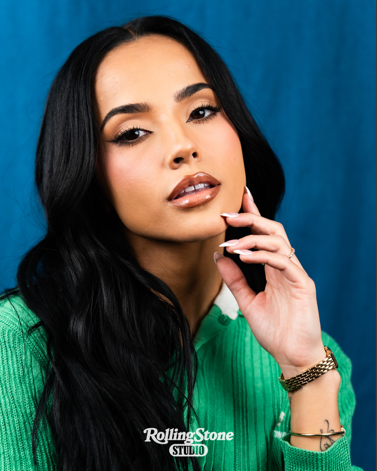 Becky G pour Rolling Stone Studio en maille verte et mini-jupe
