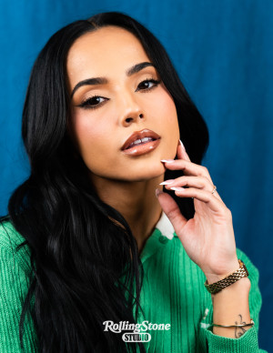Becky G pour Rolling Stone Studio en maille verte et mini-jupe
