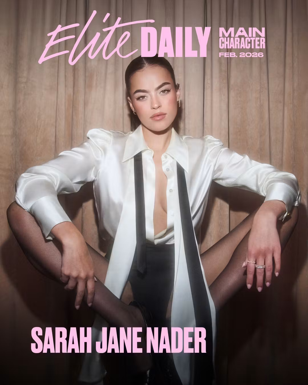 Sarah Jane Nader chez Elite Daily, cravate noire et jambes ouvertes