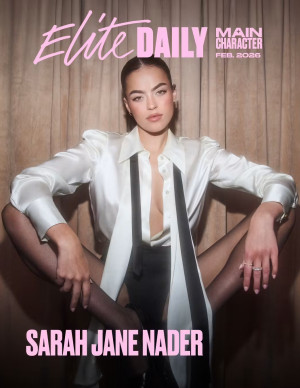 Sarah Jane Nader chez Elite Daily, cravate noire et jambes ouvertes