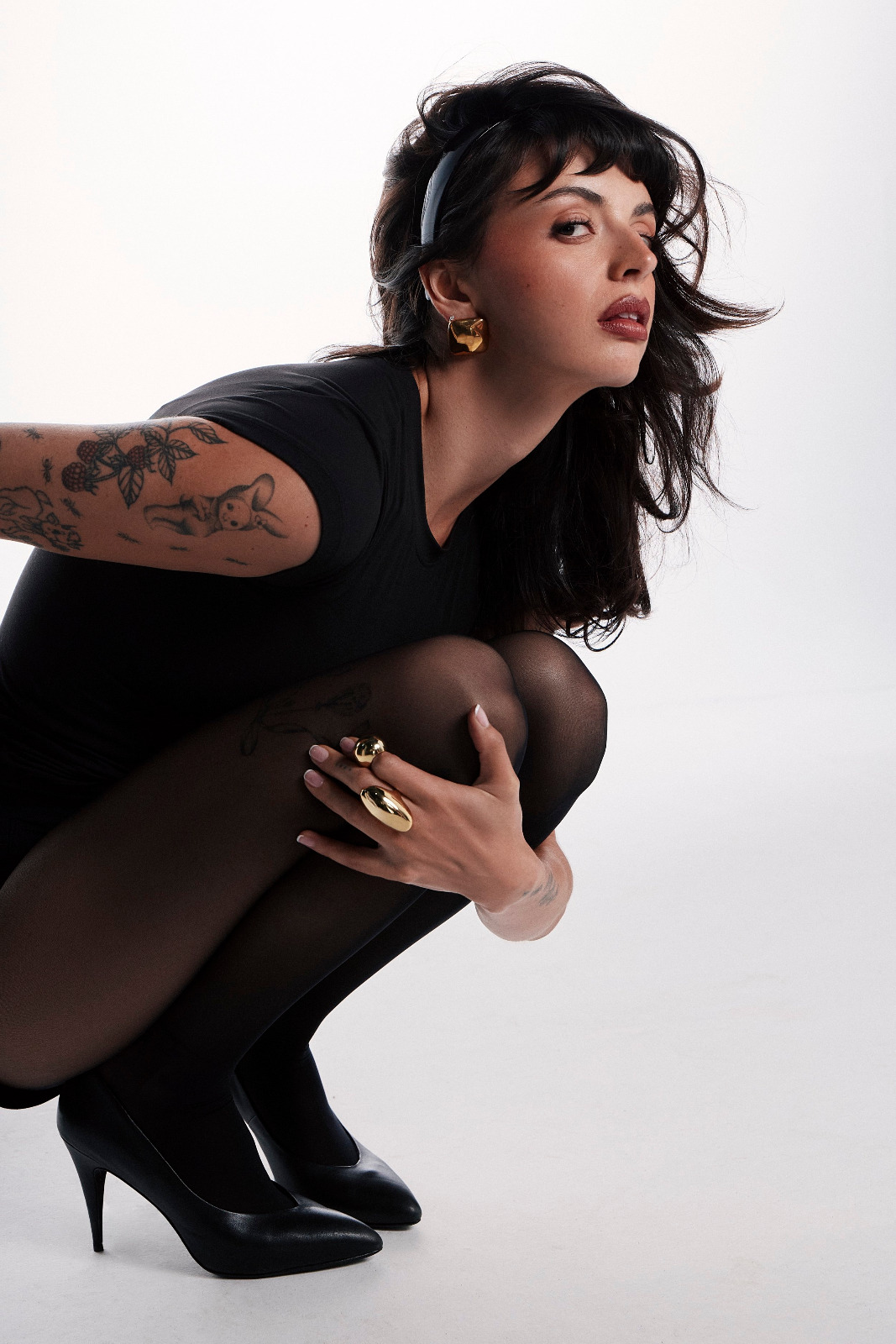 Rebecca Black en robe noire moulante pour Numéro Netherlands Magazine