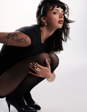 Rebecca Black en robe noire moulante pour Numéro Netherlands Magazine