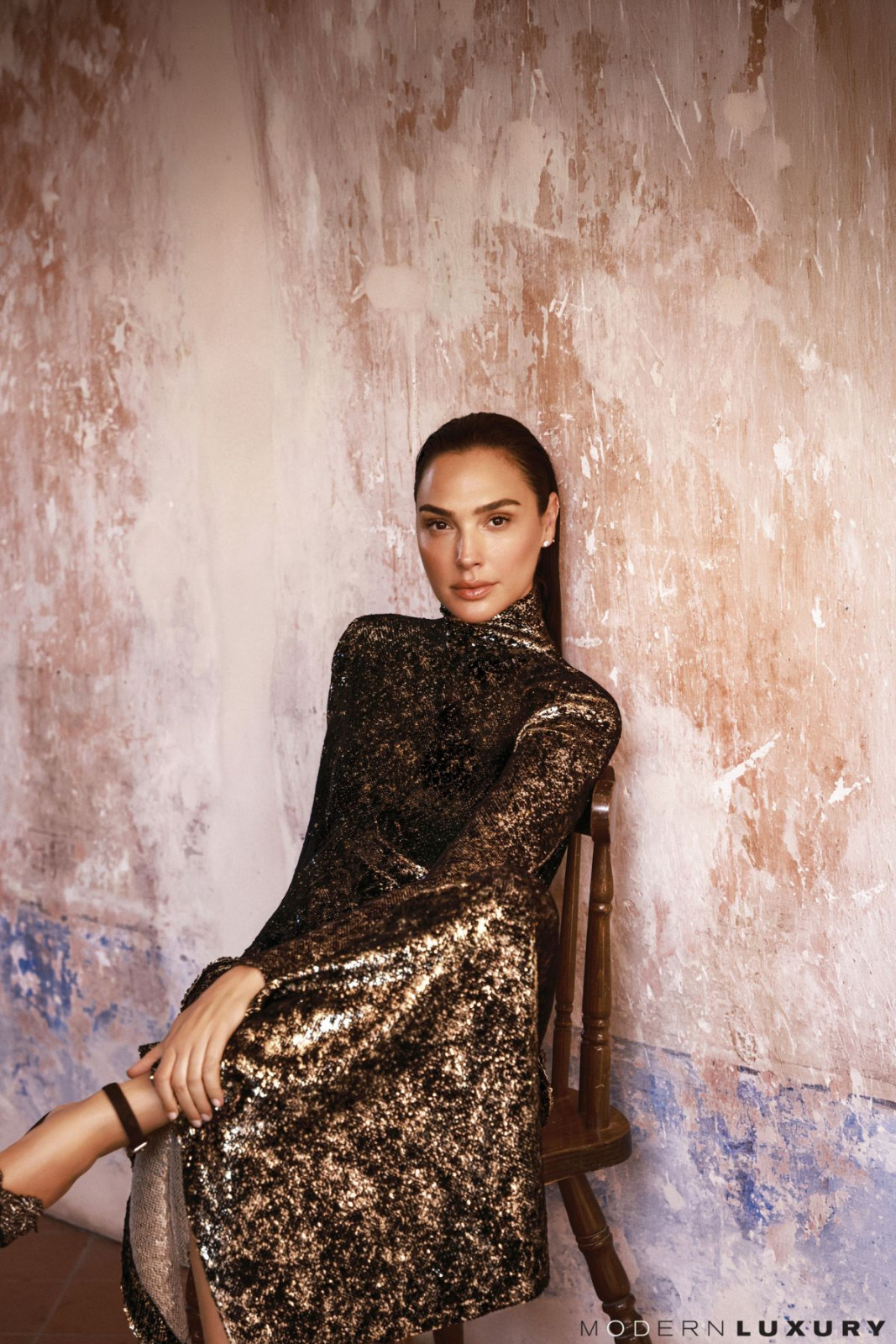 Gal Gadot en robe satinée serre le cadre chez Modern Luxury