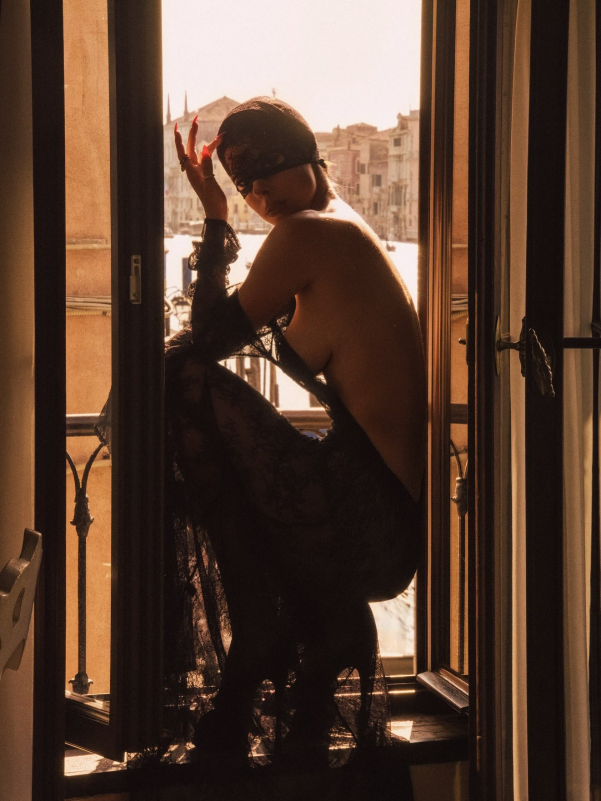 Ines Trocchia chez Normal Magazine, dentelle noire et sainteté en PLS