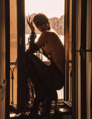 Ines Trocchia chez Normal Magazine, dentelle noire et sainteté en PLS