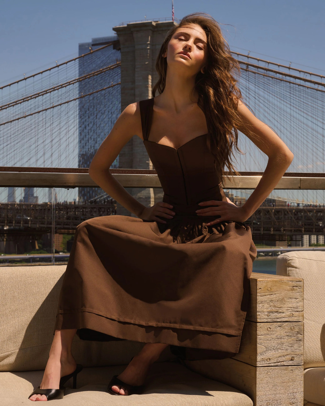 Leni Klum serre le corset brun pour la collection Dirndl Sportalm