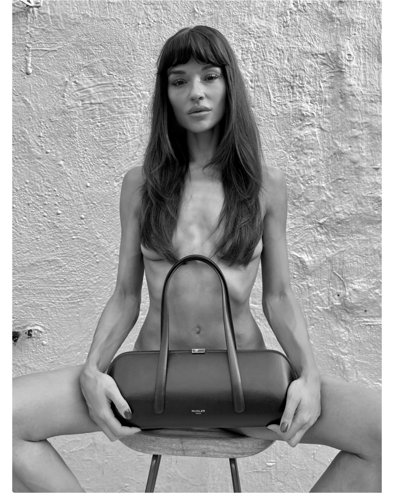 Crystal Reed pose nue pour Mugler en noir et blanc