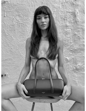 Crystal Reed pose nue pour Mugler en noir et blanc