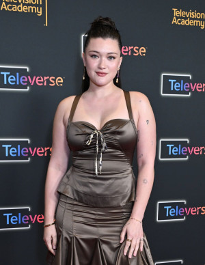 Isa Briones au Festival Televerse 2026 en satin chocolat décolleté